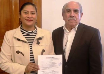 La senadora Celeste Ascencio entrega a Pablo Gómez resultados del foro “Acciones afirmativas en la Reforma Electoral”