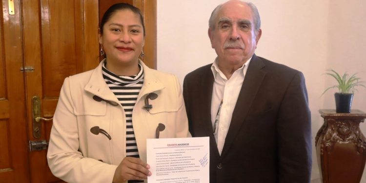 La senadora Celeste Ascencio entrega a Pablo Gómez resultados del foro “Acciones afirmativas en la Reforma Electoral”