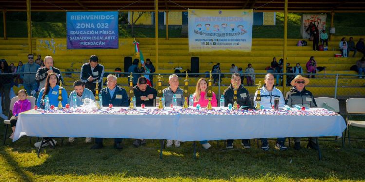 Dayana Pérez Mendoza inaugura los Juegos Deportivos Escolares en Salvador Escalante
