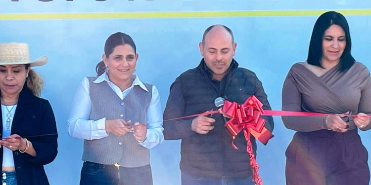 Eric Gaona inaugura obra vial en Téjaro de los Izquierdo