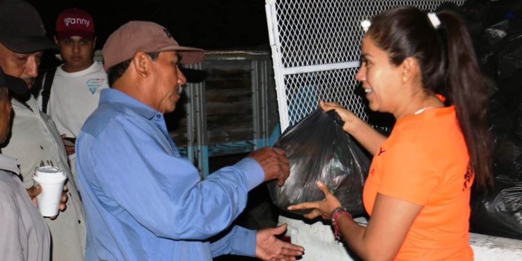 Gobierno Municipal entrega 350 despensas en apoyo a cortadores de limón