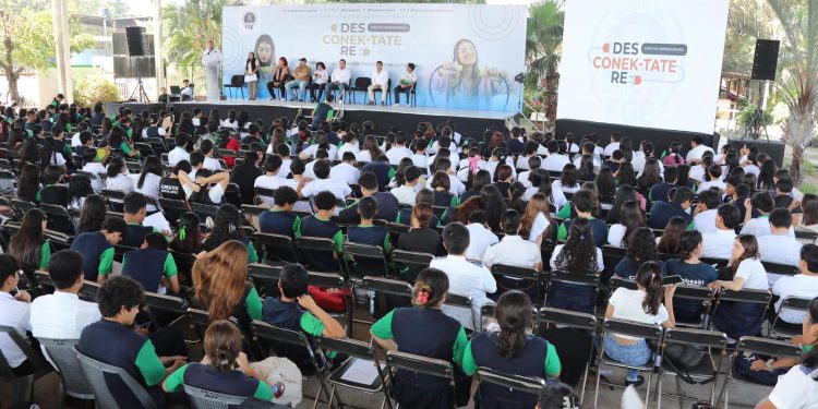 Impulsa FGE foro “DESKONEC-TATE y REKONEC-TATE” en Lázaro Cárdenas, dirigido a estudiantes del CECYTEM