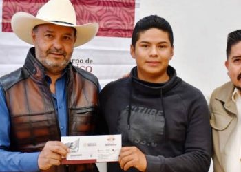 Julio Arreola Entrega Apoyos para la Educación y los Jóvenes de la región de Pátzcuaro
