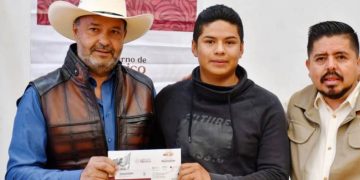 Julio Arreola Entrega Apoyos para la Educación y los Jóvenes de la región de Pátzcuaro