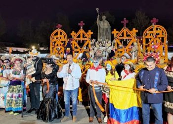 Julio Arreola inaugura el altar monumental de Noche de Ánimas e invita a vivir las tradiciones con respeto