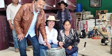 Julio Arreola apoya a productores del campo en comunidades de Pátzcuaro