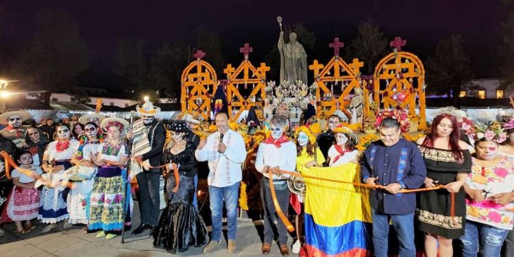 Julio Arreola inaugura el altar monumental de Noche de Ánimas e invita a vivir las tradiciones con respeto