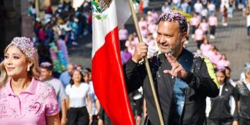 Julio Arreola encabeza el desfile del 115 Aniversario de la Revolución Mexicana en Pátzcuaro