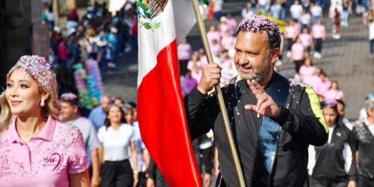 Julio Arreola encabeza el desfile del 115 Aniversario de la Revolución Mexicana en Pátzcuaro