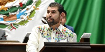 Octavio Ocampo propone blindar legalmente a maestras y maestros