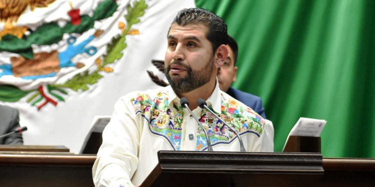 Octavio Ocampo propone blindar legalmente a maestras y maestros