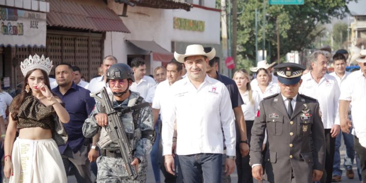 Con saldo blanco y en un marco de armonía el desfile cívico deportivo de Huetamo