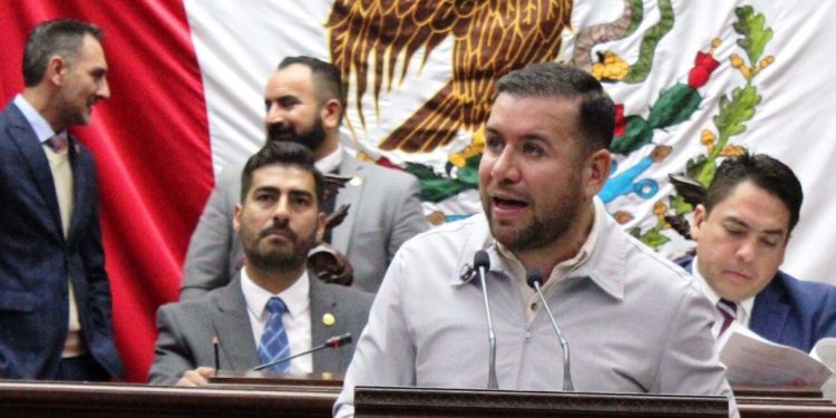 Plantea Reyes Galindo reforma para restringir circulación de camiones que transportan material peligroso