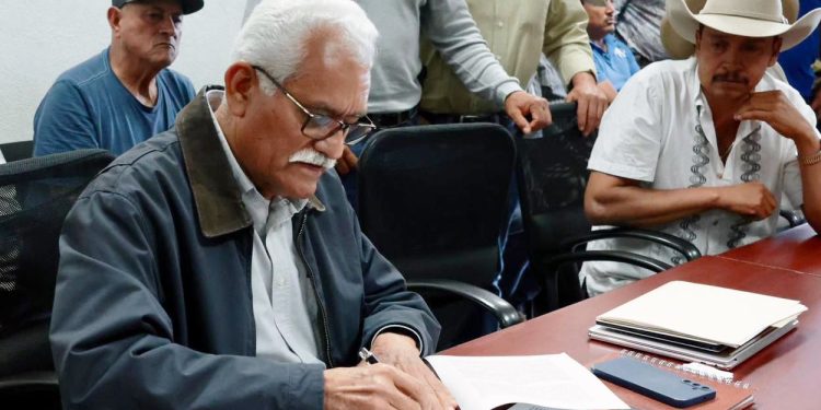 Sader y asociaciones ganaderas firman acuerdo por la movilización de animales