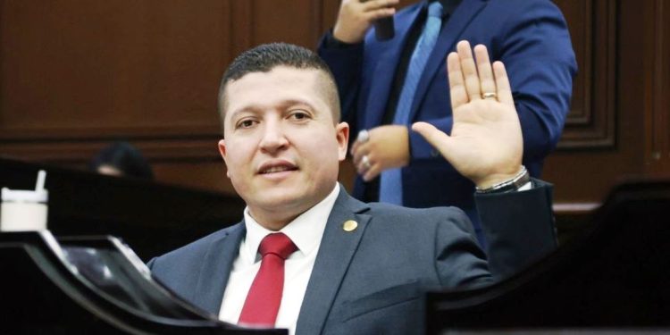 Vicente Gómez presenta iniciativas para dotar de atribuciones al Congreso y a los gobiernos municipales para el reciclaje de la basura electrónica