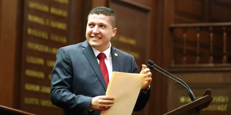 Vicente Gómez presenta iniciativas para dotar de atribuciones al Congreso y a los gobiernos municipales para el reciclaje de la basura electrónica