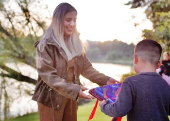 Dayana Pérez Mendoza impulsa la educación en Salvador Escalante con entrega de mochilas en Jujucato