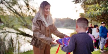 Dayana Pérez Mendoza impulsa la educación en Salvador Escalante con entrega de mochilas en Jujucato