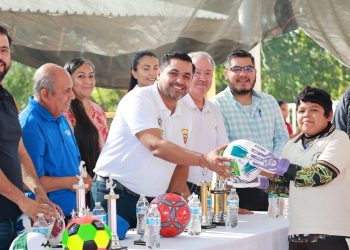 Ayuntamiento de Tuzantla reconoce al sector educativo por su impulso al deporte