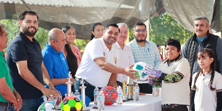 Ayuntamiento de Tuzantla reconoce al sector educativo por su impulso al deporte