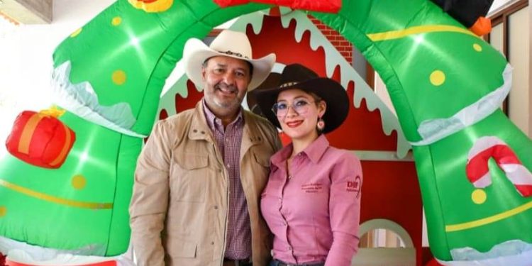 Julio Arreola y Andrea Rodríguez presentan la Caravana Navideña 2025 en Pátzcuaro