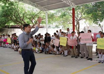 Pablo Varona alcalde de Huetamo inauguró cancha con techumbre en plantel educativo y refrenda compromiso con la educación