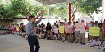 Pablo Varona alcalde de Huetamo inauguró cancha con techumbre en plantel educativo y refrenda compromiso con la educación