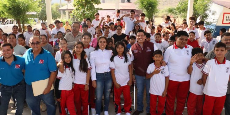 Avanza la campaña “Jalo a estudiar por la paz” en secundarias de Apatzingán