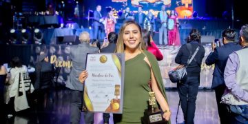 Dayana Pérez Mendoza recibe el Micrófono de Oro Invierno 2025 por su trayectoria y labor social