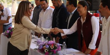 Con el respaldo de Fanny Arreola, 90 familias de Apatzingán reciben escrituras que garantizan su patrimonio.