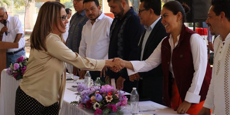 Con el respaldo de Fanny Arreola, 90 familias de Apatzingán reciben escrituras que garantizan su patrimonio.