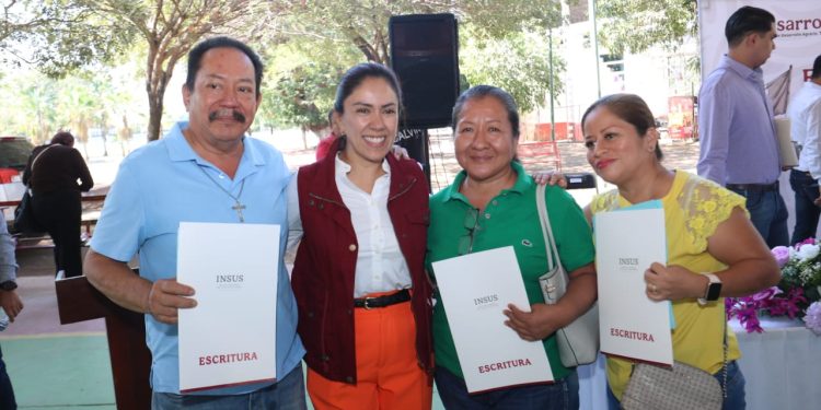 Con el respaldo de Fanny Arreola, 90 familias de Apatzingán reciben escrituras que garantizan su patrimonio.