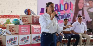 Fanny Arreola impulsa la educación y el deporte con entrega de tenis y balones en secundarias.
