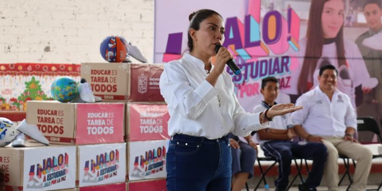 Fanny Arreola impulsa la educación y el deporte con entrega de tenis y balones en secundarias.