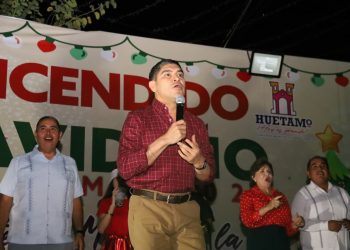 Huetamo se viste de Gala con el encendido Navideño encabezado por Pablo Varona Estrada