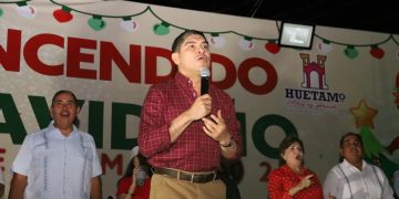 Huetamo se viste de Gala con el encendido Navideño encabezado por Pablo Varona Estrada