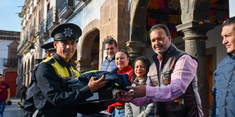 Pátzcuaro cierra 2025 con más seguridad: Julio Arreola entrega uniformes, vehículo y equipamiento