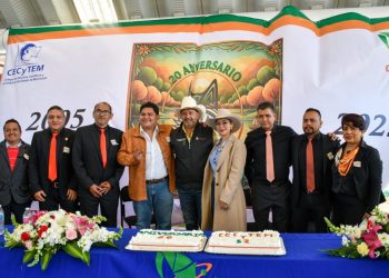 Julio Arreola apuesta por la educación y reconoce 20 años del CECyTEM Huecorio