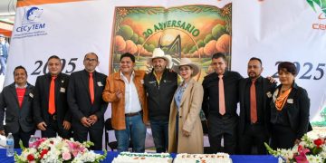 Julio Arreola apuesta por la educación y reconoce 20 años del CECyTEM Huecorio