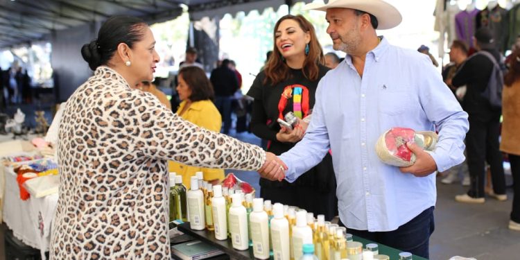 Julio Arreola impulsa la artesanía y economía pátzcuarense