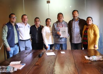 Julio Arreola entrega reglamento histórico al Consejo Intercultural del Lago de Pátzcuaro
