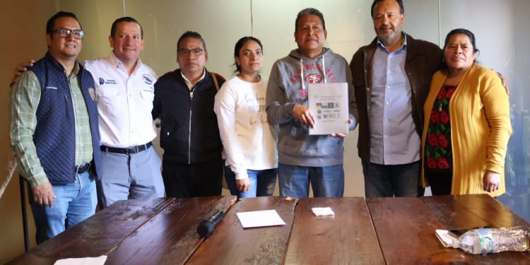 Julio Arreola entrega reglamento histórico al Consejo Intercultural del Lago de Pátzcuaro