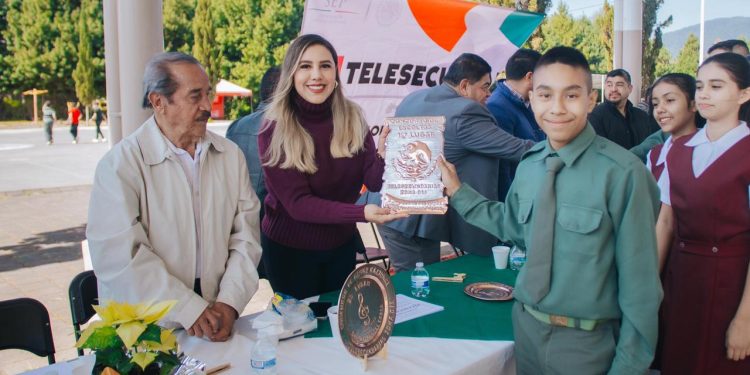 Dayana Pérez Mendoza respalda el civismo y la identidad nacional en escuelas de Salvador Escalante