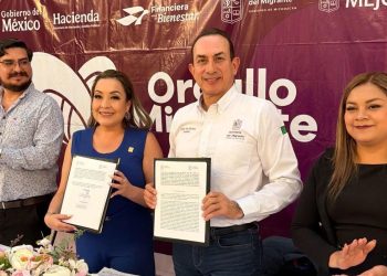 Semigrante entrega tarjetas “Orgullo Migrante” en Cuitzeo