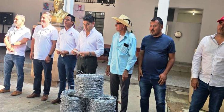 Pablo Varona Estrada fortalece el campo de Huetamo con la entrega de apoyos