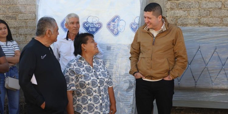 Entrega Vicente Gómez Núñez apoyos subsidiados en Acuitzio