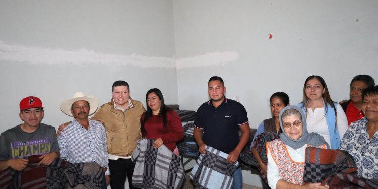 Entrega Vicente Gómez Núñez apoyos subsidiados en Acuitzio