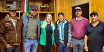 Presidenta Dayana Pérez fortalece acuerdos y entrega apoyo para el retablo en Las Charandas