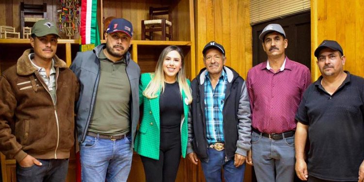 Presidenta Dayana Pérez fortalece acuerdos y entrega apoyo para el retablo en Las Charandas