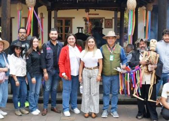 Dayana Pérez Mendoza da la bienvenida a estudiantes de la Universidad de Morelia en Santa Clara del Cobre